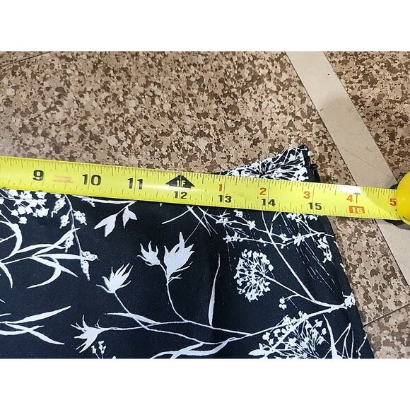 Villager Liz Claiborne Black White Floral Print Midi A-Line Skirt 8 Boho Artsy - Picture 3 of 7